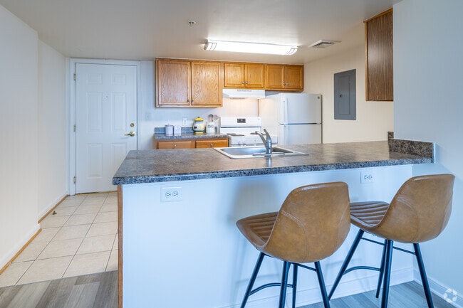 1BR, 1BA - 530SF - Dining Room / Kitchen