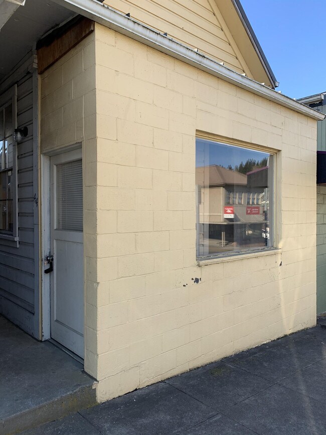 Photo - 44 S Nehalem St