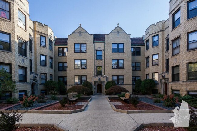 Photo - 1120 W Oakdale Ave Condominio