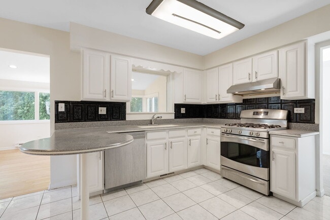 Photo - 421 Collen Dr