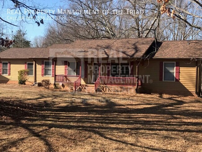 Country Living 3 BR / 2 Bath Home in North... - Country Living 3 BR / 2 Bath Home in North...