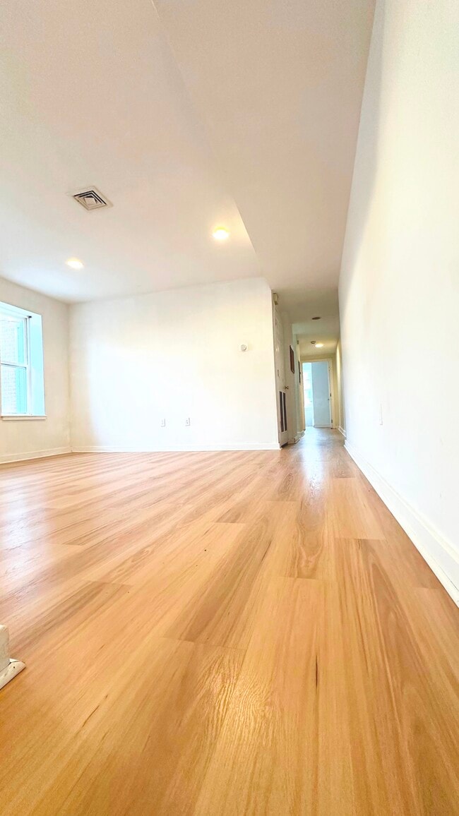 Building Photo - 200 Stanbridge St Unit 2