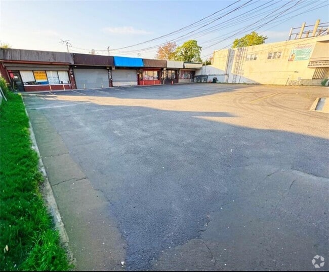 Building Photo - 4010 Hylan Blvd Rental