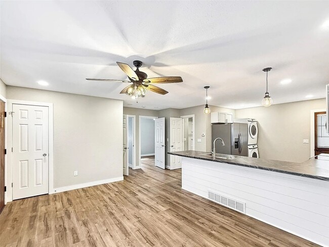 Gran barra de comida en la isla - 2610 63rd St