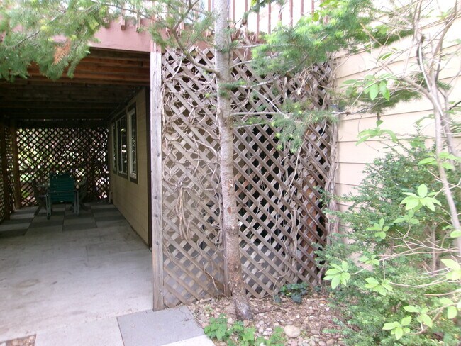 Acceso privado al sótano - 17863 E Maplewood Cir Unidad Private  Move-In Ready Comforts!