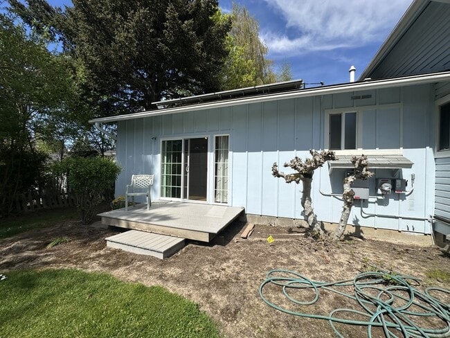 Photo - 795 E College St