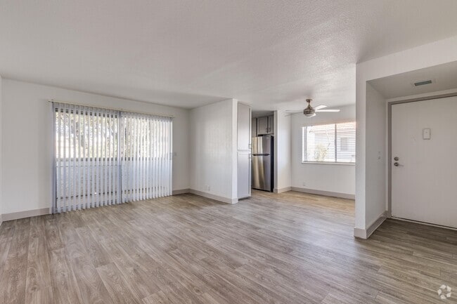 2 BR, 1 BA (Renovated) - 887 SF