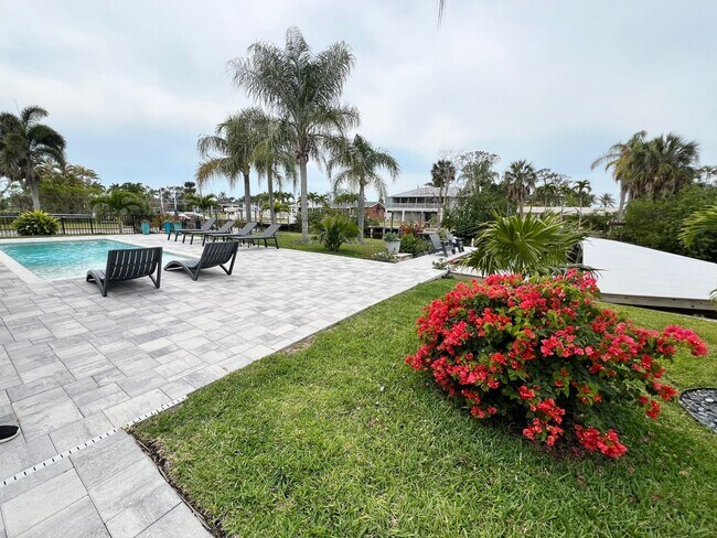 Building Photo - 18100 Pioneer Rd Unit 1