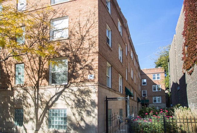 Photo - Barry Court - 722 W Barry Ave