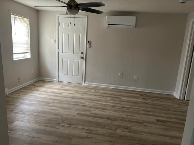 Living room - 854 W Washington St Unit 3