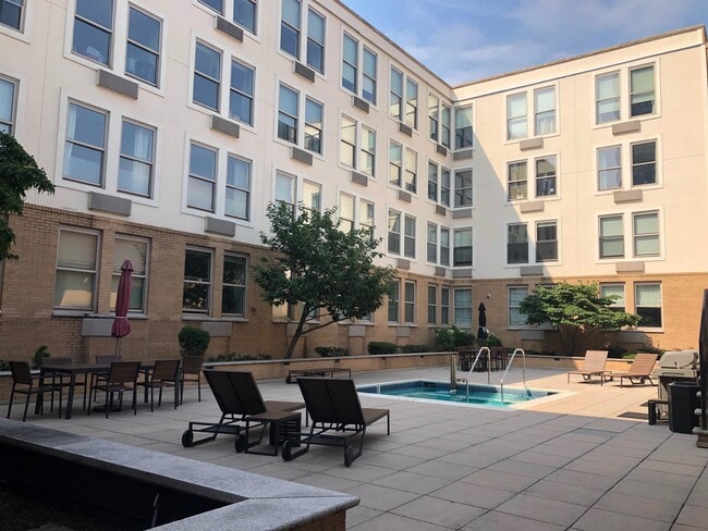 Building Photo - 10 Regent St Unit #516