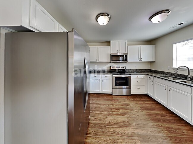 Photo - 306 Nelsen St NE