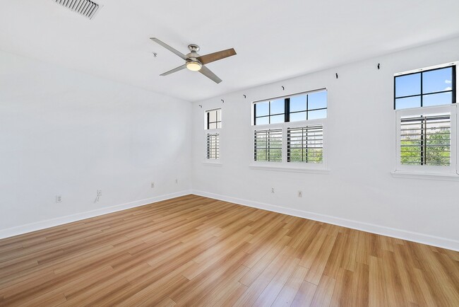 3 large bedrooms - 634 Fern St