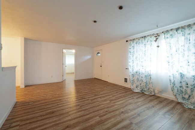 Photo - 938 E 65th St