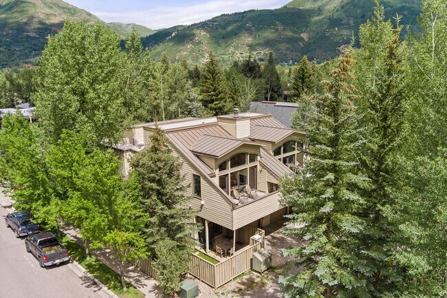 Photo - 123 W Hyman Ave