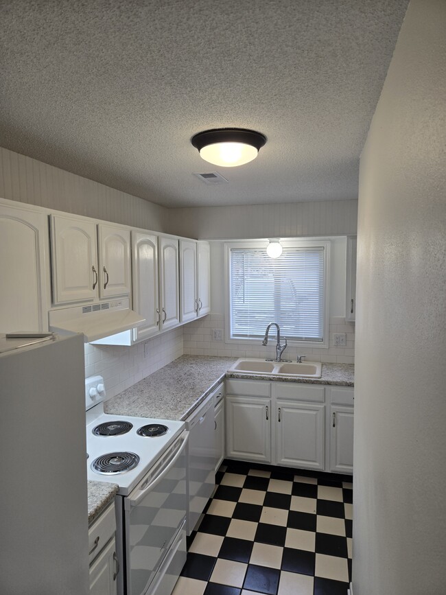 Kitchen: New appliances, counter, backsplash - 3000 SE 20th St Casa Adosada