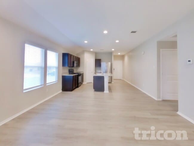 Photo - 414 Lance Trail