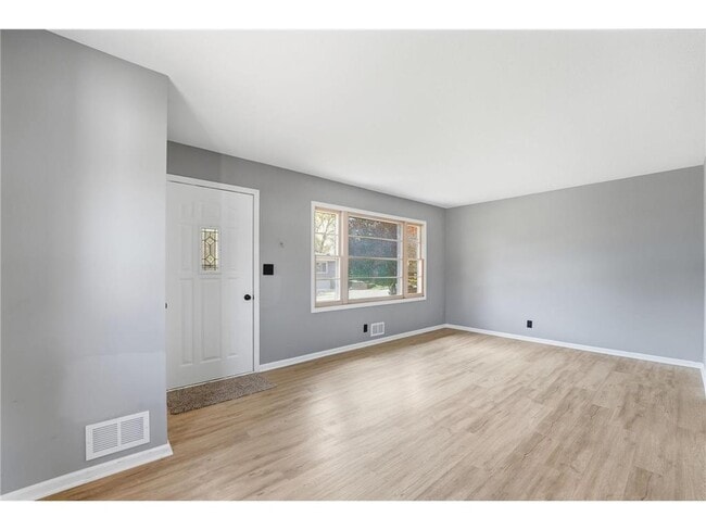 Photo - 1697 Rose Pl W