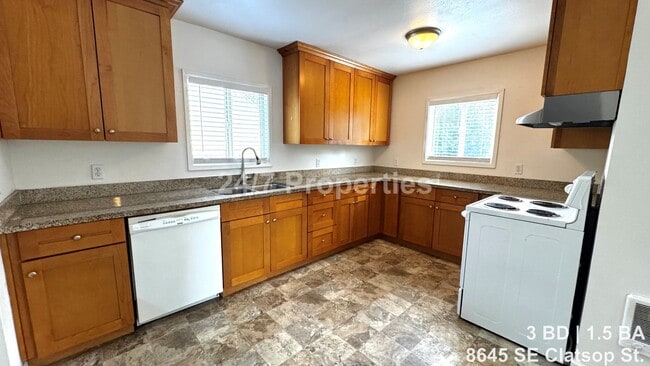 Photo - Bright 3BD I 1.5BA Home w/ Large Yard - SE Portland
