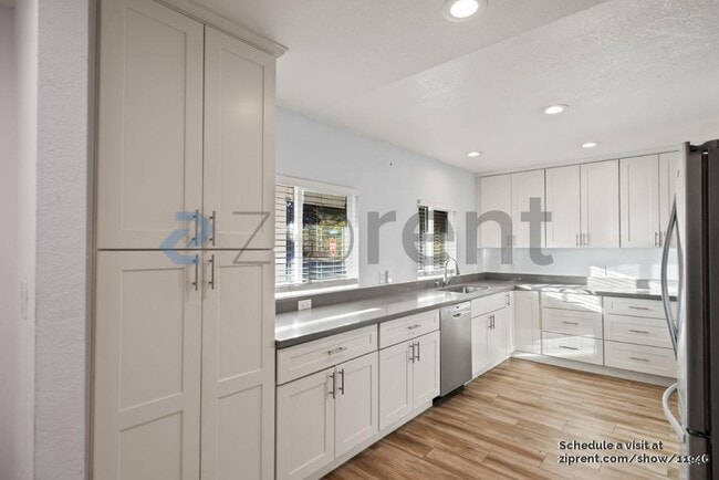 Photo - 880 San Mateo Ct