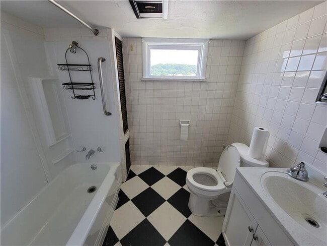 Photo - 404 W Cunningham St