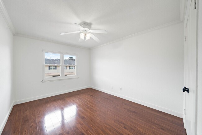 Building Photo - 6434 Burgoyne Rd Unit 109