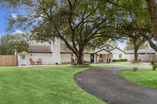 Photo - 205 W Bayou Dr