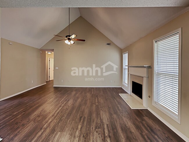 Photo - 910 Castlerock Way