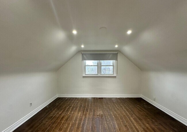 Photo - Well-Maintained Upper-Level Apartment (1 Bed, 1 Bath) Unit UPPER