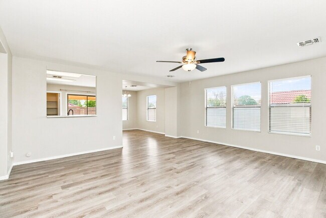 5725 E Flower Cir