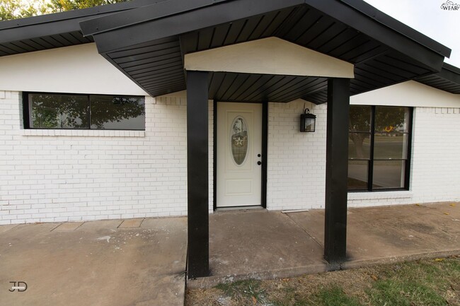 Photo - 674 Bell Rd S