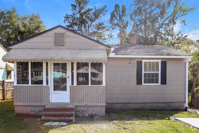 Building Photo - Spacious 4-Bedroom Home with Sunroom