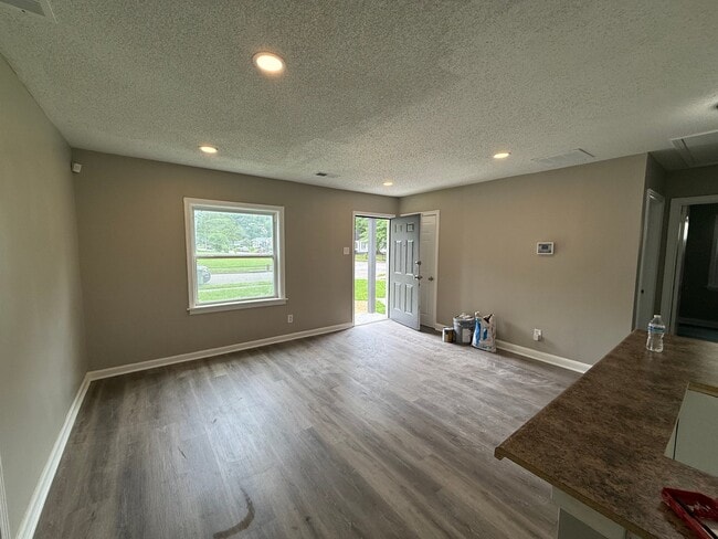 Photo - 935 Isabelle St
