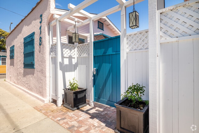 Front Entrance - Venice Cottages