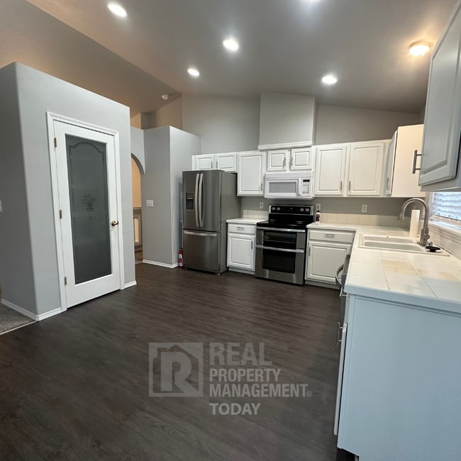 Photo - Large 4 bedroom home with LARGE office spa...