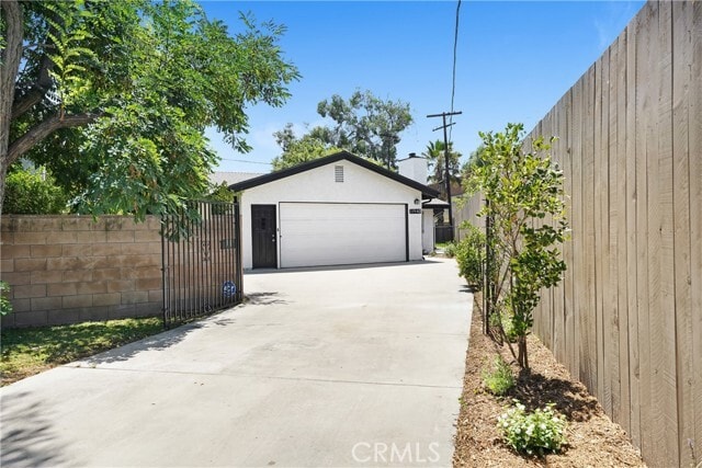 Building Photo - 11940 Tiara St Rental