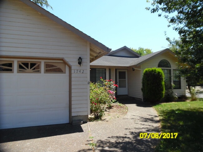 Photo - 1742 SE Queenborough St House