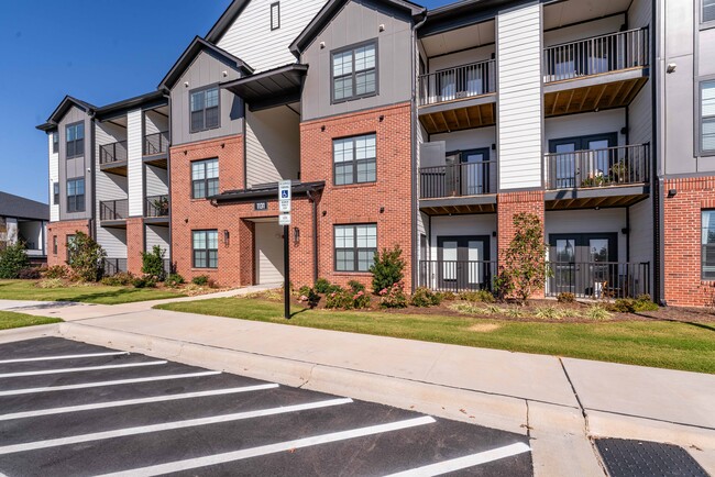 Building Photo - Evolve Huntersville Rental