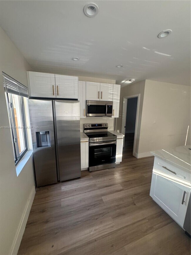 Building Photo - 1116 NE 15th Ave Unit 1-2 Rental