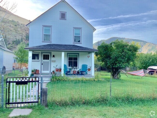 Building Photo - Three Bedroom House in the Lower Rattlesnake