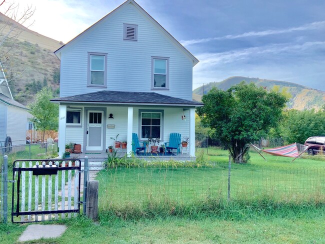 Three Bedroom House in the Lower Rattlesnake - Three Bedroom House in the Lower Rattlesnake