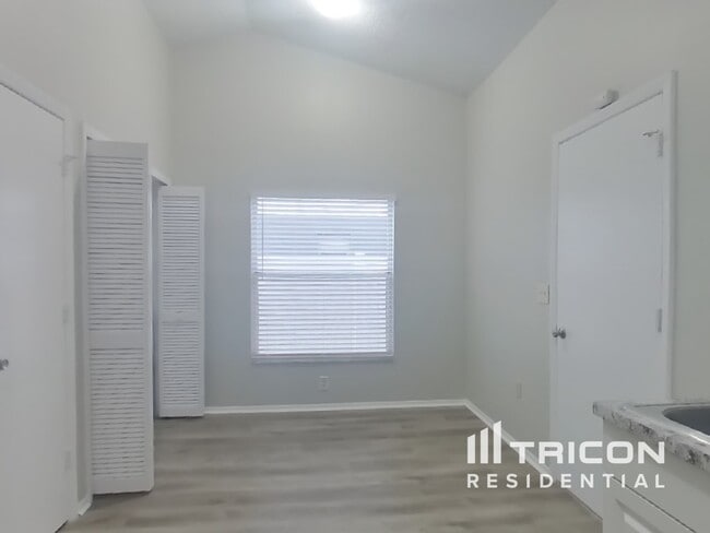 Photo - 714 49th St E