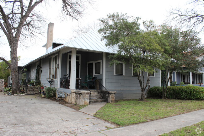 Building Photo - 716 E Guenther St Unit Apartment C