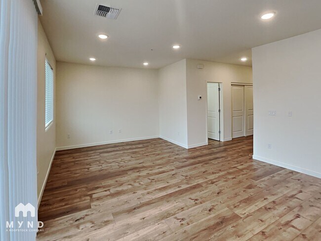Photo - 4904 Black Falcon Way
