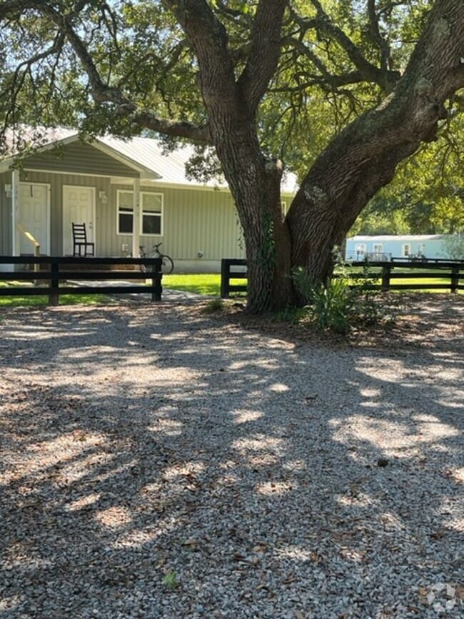 Building Photo - 2 Bedroom 2 Bath Duplex on Quiet Street in... Rental
