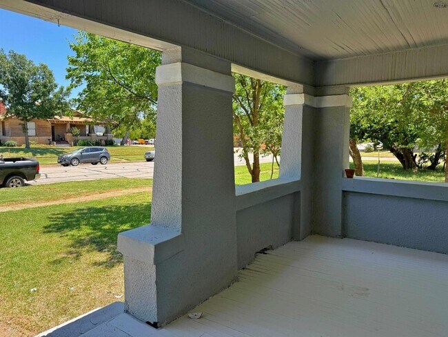 Photo - 1106 Burnett St