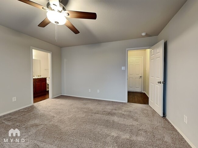 Photo - 940 Pinehurst Loop