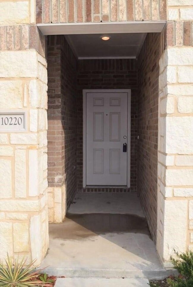 Photo - Like New 3BR SFR w/ Covered Patio & Fenced Yard in Haslet