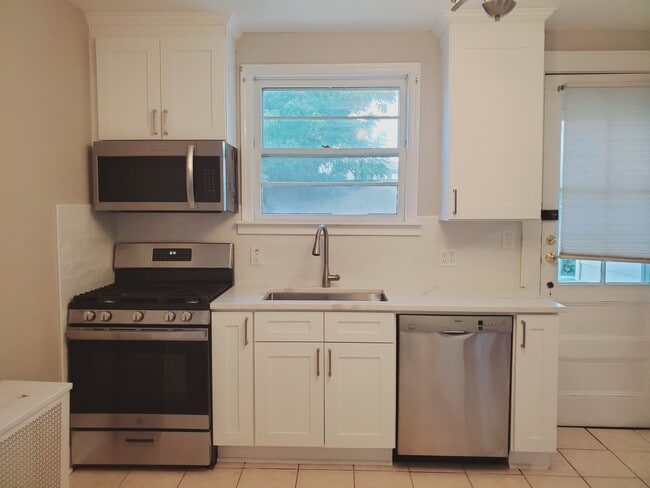 181 Strawberry Hill Ave Unit 1