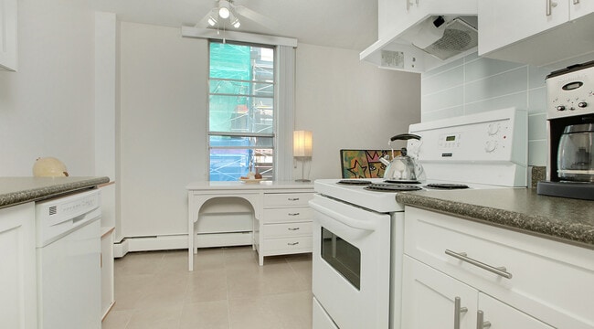 Building Photo - Queenswood House Unit 00202